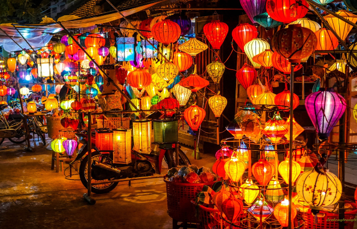 el brillo de las linternas tradicionales