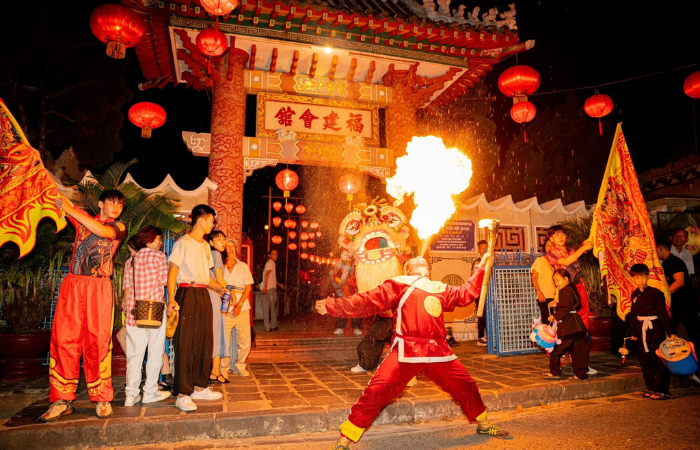 La enérgica danza del fuego en Hoi An en el Festival del Medio Otoño