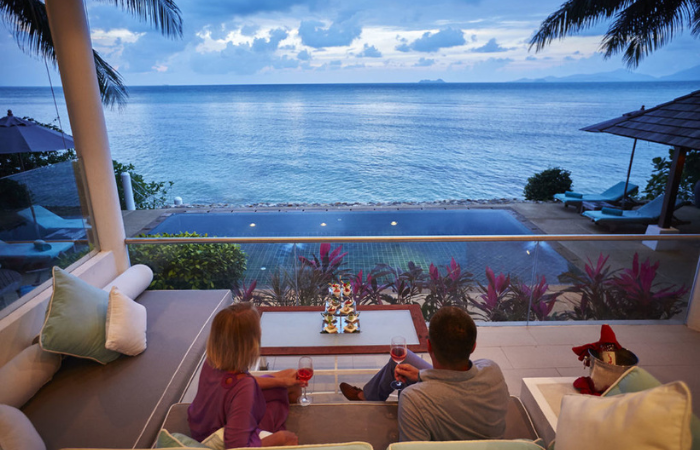 una cena de luna de miel relaja con la vista hacia el mar