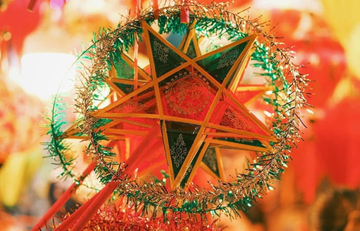 Farol en forma de estrella con colores vibrantes en el Festival del Medio Otoño