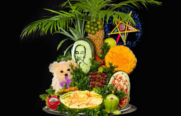 Bandeja de ofrendas decorada cuidadosamente en el Festival del Medio Otoño