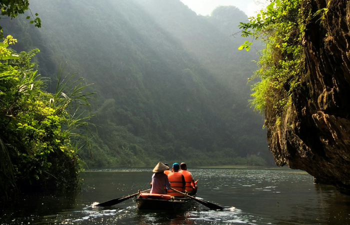 Remando entre paisajes en Tràng An, Ninh Bình