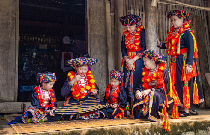 La característica única del traje del Yao Rojo es que los vestidos de las mujeres están bordados a mano
