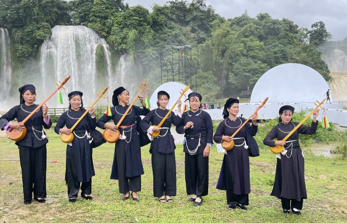 Sus trajes tradicionales suelen ser de color índigo
