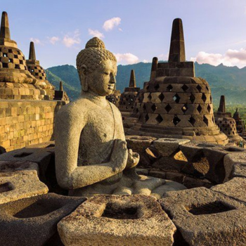 Majestuosidad budista en Borobudur y el gran santuario hinduista de Prambanan.