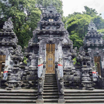 Palacio de Klungkung, la cueva sagrada de Goa Lawah y el Templo Madre Besakih.