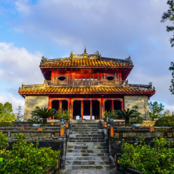 Ciudadela Imperial, tumbas de los emperadores y vuelo a la vibrante Saigón